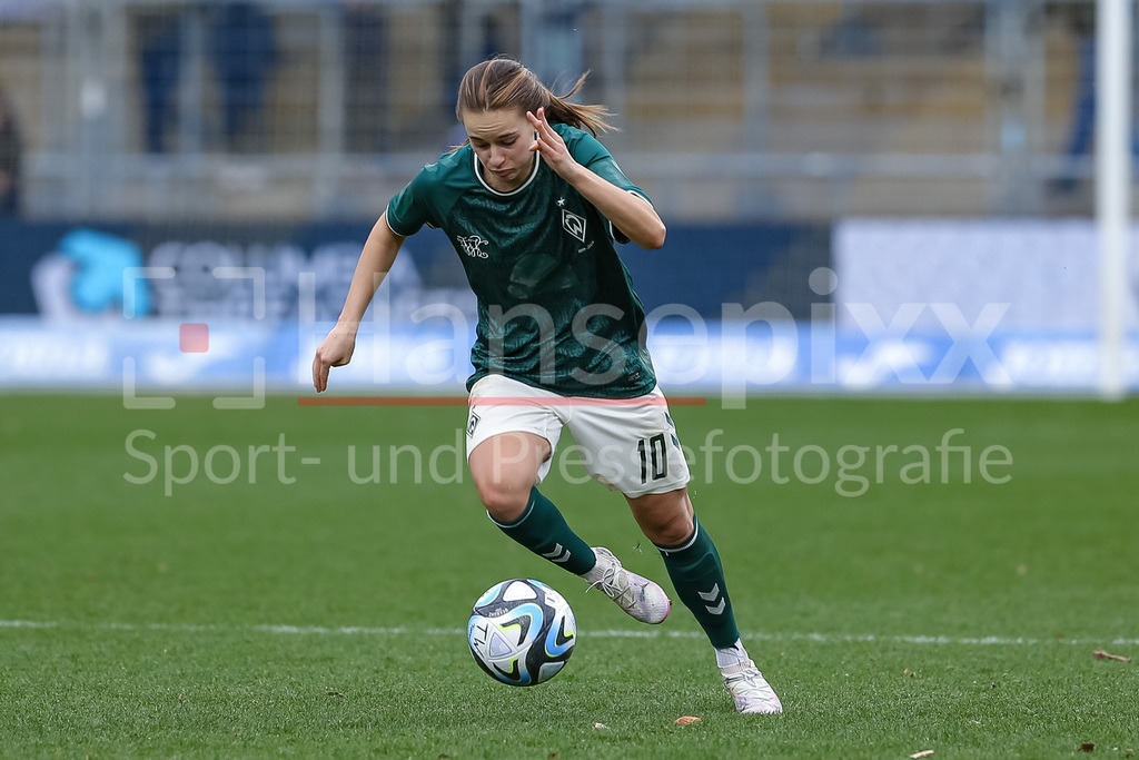 Fussball, Google Pixel Frauen-Bundesliga, TSG 1899 Hoffenheim - SV Werder Bremen | v.li.: Tuana Mahmoud (geb. Keles, SV Werder Bremen, 10) am Ball, Freisteller, Einzelbild, Ganzkörper, Aktion, Action, Spielszene, DIE DFB-RICHTLINIEN UNTERSAGEN JEGLICHE NUTZUNG VON FOTOS ALS SEQUENZBILDER UND/ODER VIDEOÄHNLICHE FOTOSTRECKEN. DFB REGULATIONS PROHIBIT ANY USE OF PHOTOGRAPHS AS IMAGE SEQUENCES AND/OR QUASI-VIDEO.