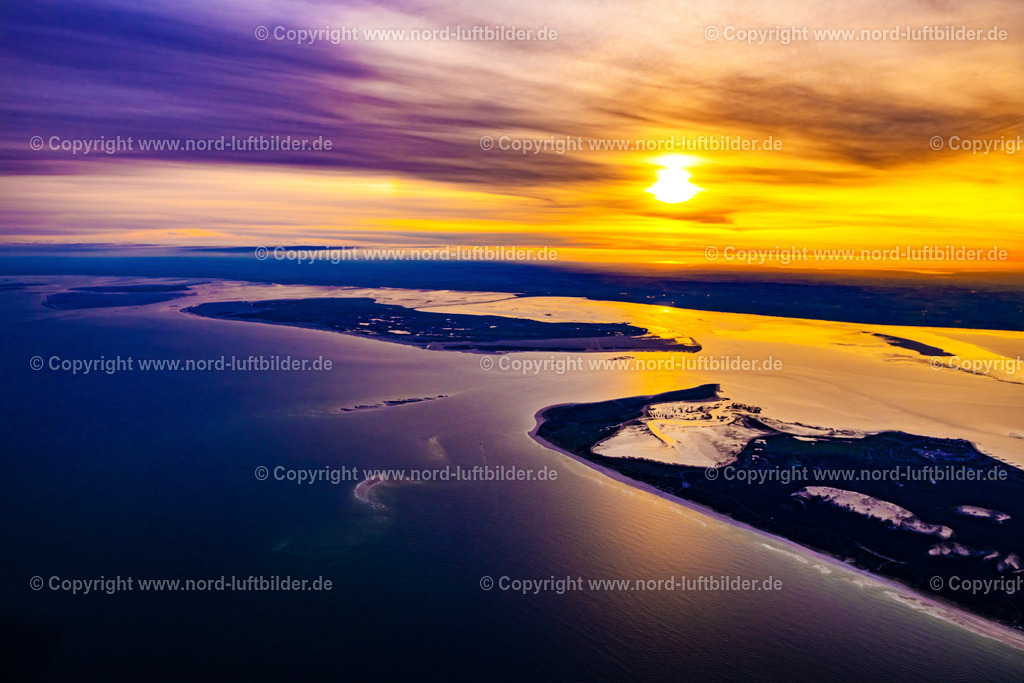Sylt_List_Römoe_Sonnenaufgang_ELS_3780010523 | LIST 01.05.2023 Küsten- Landschaft der Nordsee- Insel Sylt im Sonnenaufgang im Ortsteil Ellenbogen in List im Bundesland Schleswig-Holstein, Deutschland. // Coastal landscape of the North Sea island of Sylt at sunrise in the district of Ellenbogen in List in the state Schleswig-Holstein, Germany. Foto: Martin Elsen