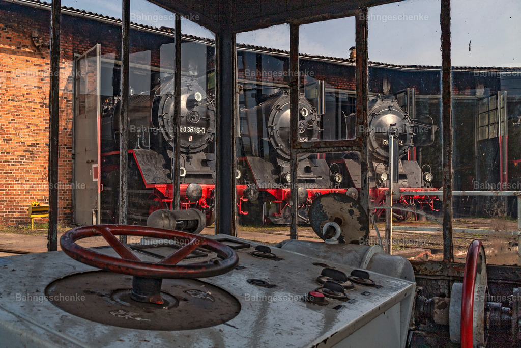 SalzwedelParade4p260408 | Stöbern Sie durch einzigartige Aufnahmen und finden die perfekte Aufnahme für jeden Eisenbahnentheusiast! Stellen Sie sich aus einer Reihe von Möglichkeiten wie der Druck auf Leinwände, Fotoposter, Kalender oder Magnetfotos Ihr Geschenk zusammen - Realisiert mit Pictrs.com