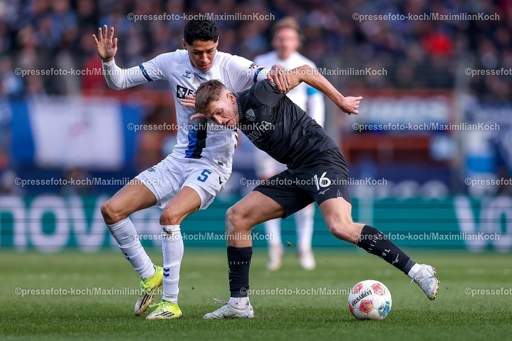 BOC14022601056 | 15.02.2026, Fußball, VfL Bochum - SC Paderborn 07, 2. Fußball Bundesliga, 22. Spieltag, Vonovia Ruhrstadion, Saison 2025 2026: Callum Marshall (VfL Bochum #16) im Zweikampf gegen  Santiago Castaneda&nbsp;(SC Paderborn #05)  DFB regulations prohibit any use of photographs as image sequences and or quasi-video.