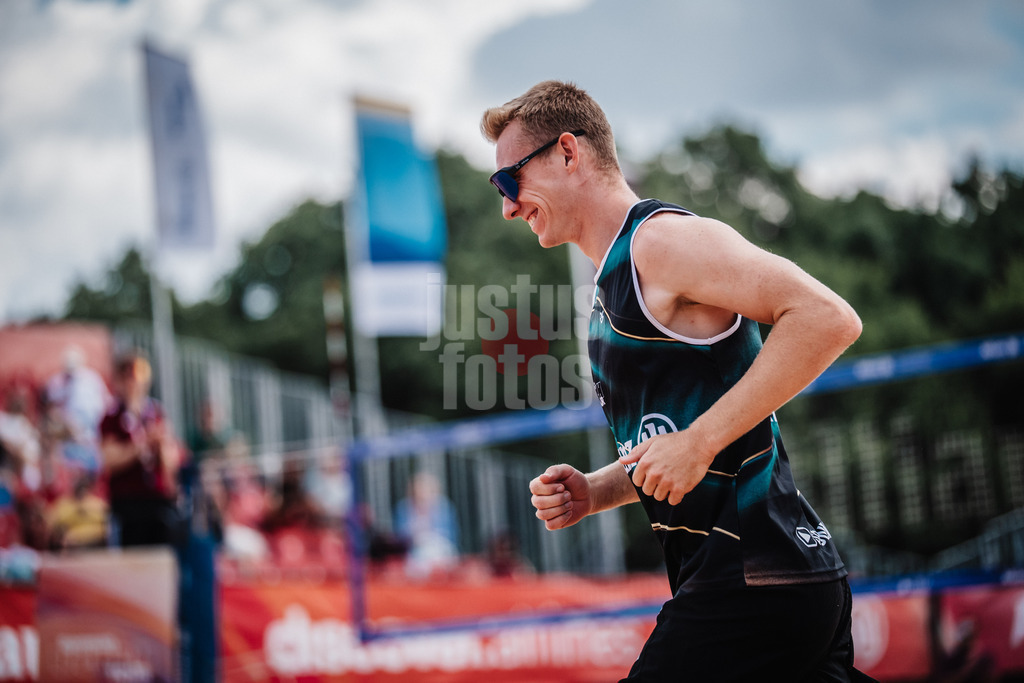 Beachvolleyball | Männer | Allianz German Beach Tour 2025 | Tourstop München | 11.07.2025 | Jonas Reinhardt beim Einlauf in das Stadion