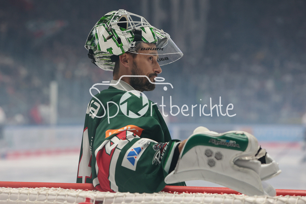 Augsburger Panther - Koelner Haie | AEV Neuzugang Dennis ENDRAS (AEV #44) ist konzentriert vor der Partie gegen Koeln