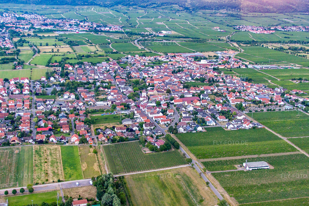 Luftbild: Ortsansicht von Osten in Niederkirchen bei Deidesheim im Bundesland Rheinland-Pfalz in Deutschland.Foto: IMG_69277.jpg vom 24.06.2014 durch Werner Riehm/FLY-FOTO.deAuflösung des Originals: 4752 x 3168 px