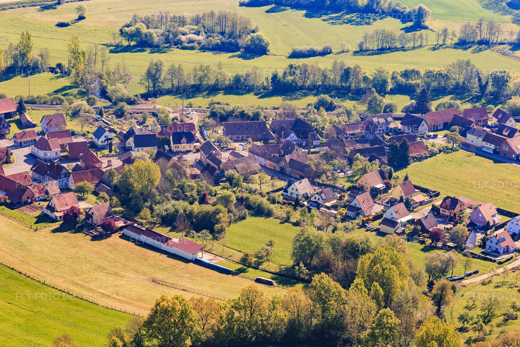 Luftbild: Rue de la Foret, Rue de Mietesheim in Uttenhoffen im Bundesland Bas-Rhin in Frankreich. – Foto: IMG_099504.jpg vom 30.04.2017 durch Werner Riehm/FLY-FOTO.de – Auflösung des Originals: 5228 x 3485 px