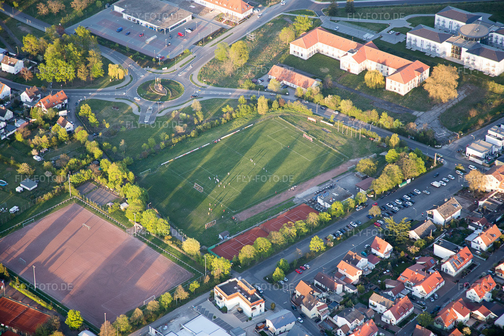 Luftbild: Ensemble der Sportplatzanlagen des Lachen-Speyerdorf 1910 e.V im Ortsteil Lachen-Speyerdorf an der Weinstraße im Ortsteil Speyerdorf in Neustadt im Bundesland Rheinland-Pfalz in Deutschland. Foto: IMG_077497.jpg vom 21.04.2015 durch Werner Riehm/FLY-FOTO.de