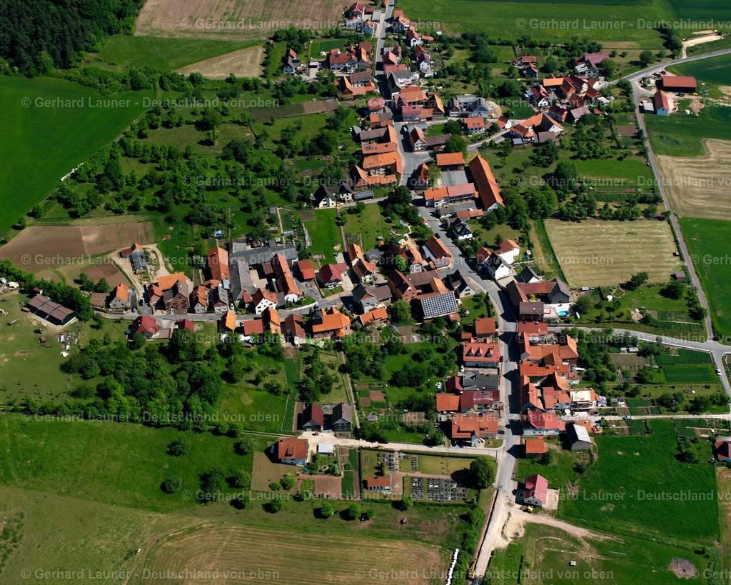 2634024 | ROHRBERG 09.06.2006 Landwirtschaftliche Nutzflächen und Feldgrenzen  umsäumen das Siedlungsgebiet des Dorfes in Rohrberg im Bundesland Thüringen, Deutschland // Agricultural land and field boundaries surround the settlement area of the village  in Rohrberg in the state Thuringia, Germany Foto: Gerhard Launer