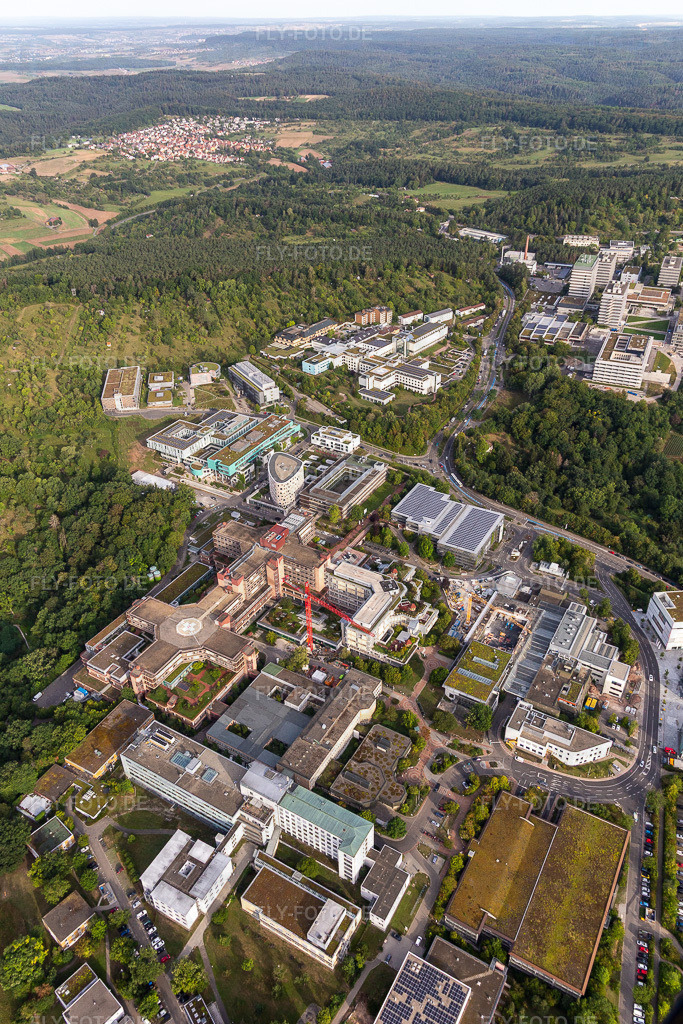 Gesamtübersicht des Klinikgelände des Krankenhauses Medizinische Universitätsklinik auf dem Schnarrenberg | Luftbild: Gesamtübersicht des Klinikgelände des Krankenhauses Medizinische Universitätsklinik auf dem Schnarrenberg in Tübingen im Bundesland Baden-Württemberg in Deutschland. Foto: IMG_008561.jpg vom 27.08.2020 durch Werner Riehm/FLY-FOTO.de - Realisiert mit Pictrs.com