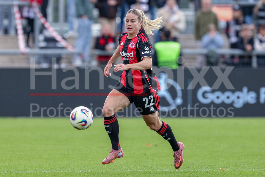 Fussball, Google Pixel Frauen-Bundesliga, Eintracht Frankfurt - SV Werder Bremen | Nadine Riesen (Eintracht Frankfurt, 22) am Ball, Freisteller, Einzelbild, Ganzkörper, Aktion, Action, Spielszene, DIE DFB-RICHTLINIEN UNTERSAGEN JEGLICHE NUTZUNG VON FOTOS ALS SEQUENZBILDER UND/ODER VIDEOÄHNLICHE FOTOSTRECKEN. DFB REGULATIONS PROHIBIT ANY USE OF PHOTOGRAPHS AS IMAGE SEQUENCES AND/OR QUASI-VIDEO.