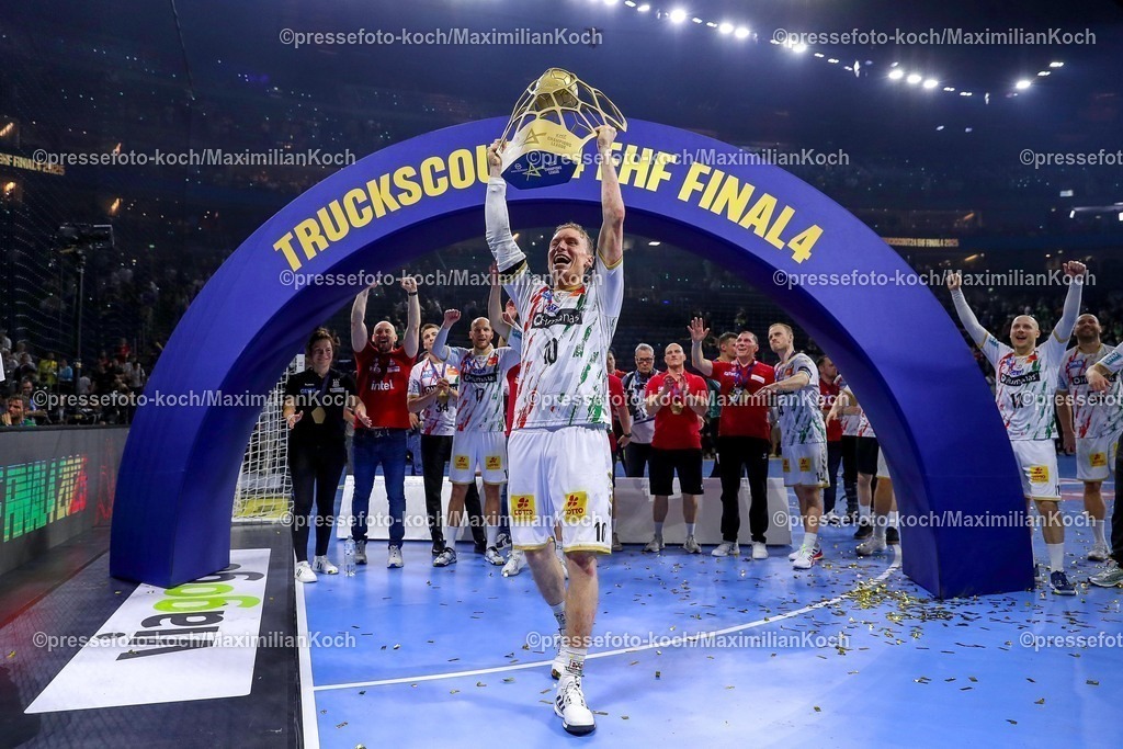 KoeEHF15062502112 | 15.06.2025, Handball, Finale TruckScout24 EHF FINAL4, LANXESS arena Köln, Füchse Berlin - SC Magdeburg: SC Magdeburg ist Champions League Sieger - Emotionen nach dem Spiel. Die Mannschaft feiert den SIeg. Gisli Kristjansson (Magdeburg #10) 