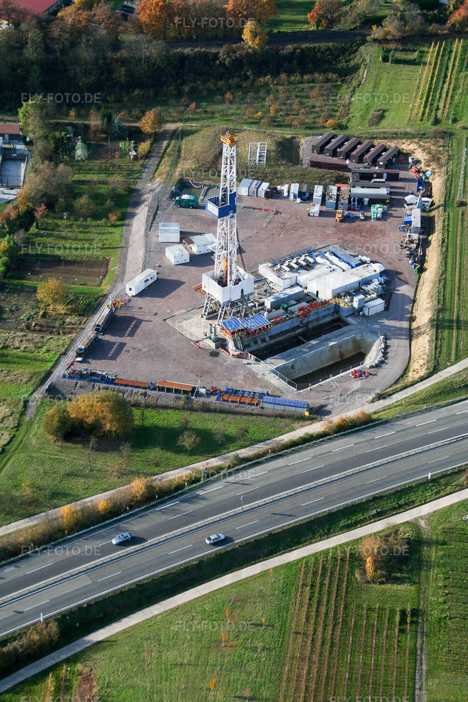 Bohrturm am Geothermiekraftwerk  Insheim | Luftbild: Bohrturm am Geothermiekraftwerk  Insheim in Insheim im Bundesland Rheinland-Pfalz in Deutschland. Foto: IMG_14517.jpg vom 08.11.2008 durch Werner Riehm/FLY-FOTO.de - Realisiert mit Pictrs.com
