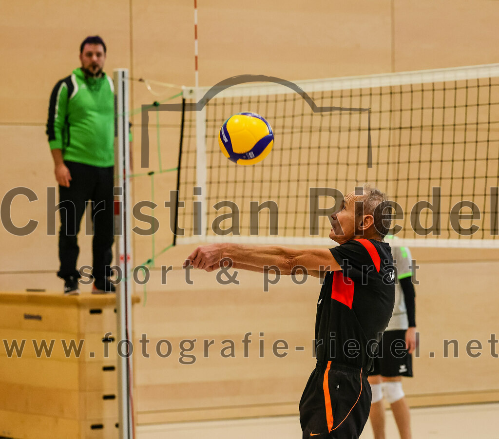 2021-11-27_048_TuS_Oberding_II_gegen_MTV_1881_Ingolstadt_III | Oberding, Deutschland, 27.11.2021:
Volleyball, Kreisliga 2021 / 2022, 5. Spieltag, TuS Oberding II gegen MTV 1881 Ingolstadt III, Endergebnis: 3:2

Andreas Ruß (TuS Oberding, #1)

Foto: Christian Riedel / fotografie-riedel.net