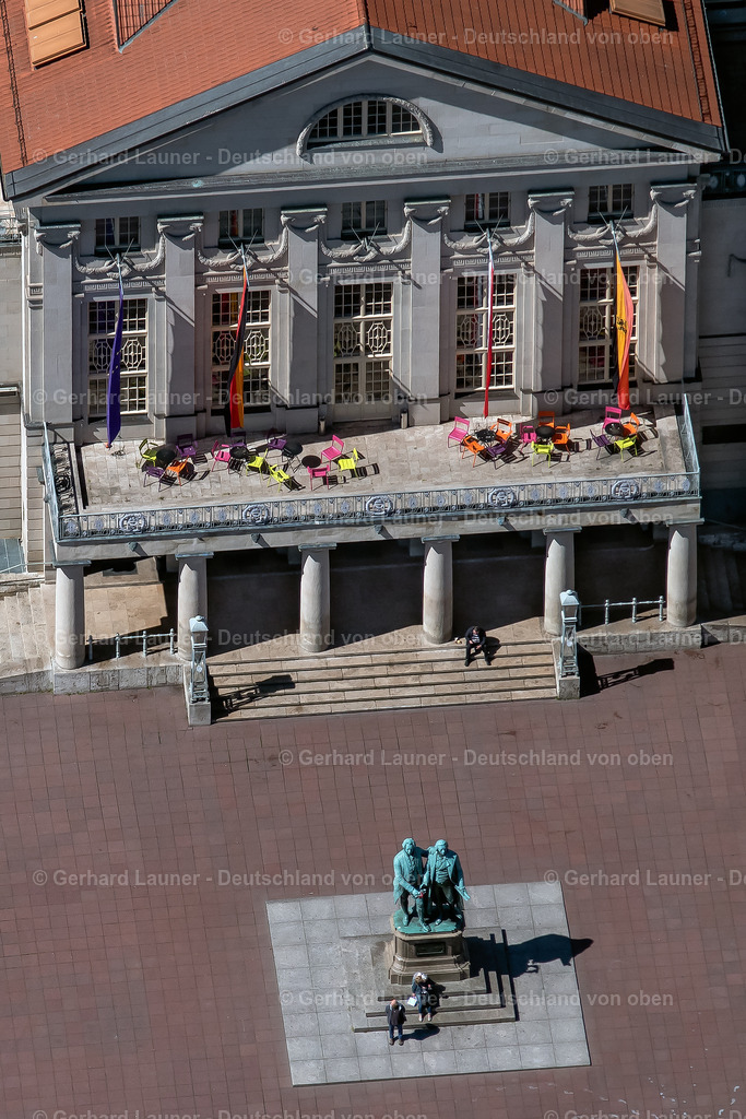 4026831 | WEIMAR 07.05.2020 Gebäude des Konzerthauses und Theater- Schauspielhauses " Deutsches Nationaltheater und Staatskapelle Weimar " mit dem Goethe-Schiller-Denkmal am Theaterplatz in Weimar im Bundesland Thüringen, Deutschland. // Building of the concert hall and theater playhouse " Deutsches Nationaltheater und Staatskapelle Weimar " with the Goethe-Schiller monument on Theaterplatz in Weimar in the state Thuringia, Germany. Foto: Gerhard Launer