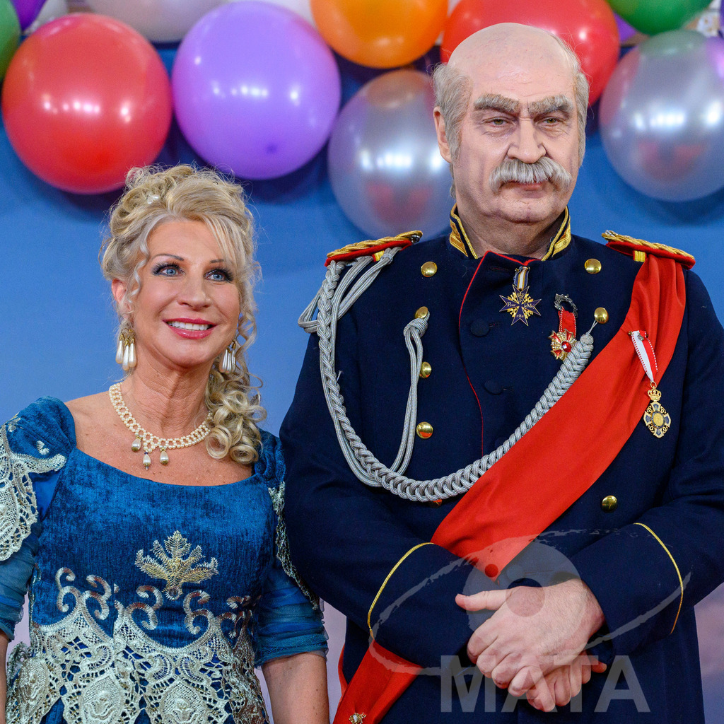 _DWA1645 | Ministerpräsident Markus Söder als Otto von Bismarck mit Frau Karin Baumüller-Söder bei der TV-Sendung Fastnacht in Franken 2024. Veitshöchheim, 02.02.2024 Bayern Deutschland - Realisiert mit Pictrs.com