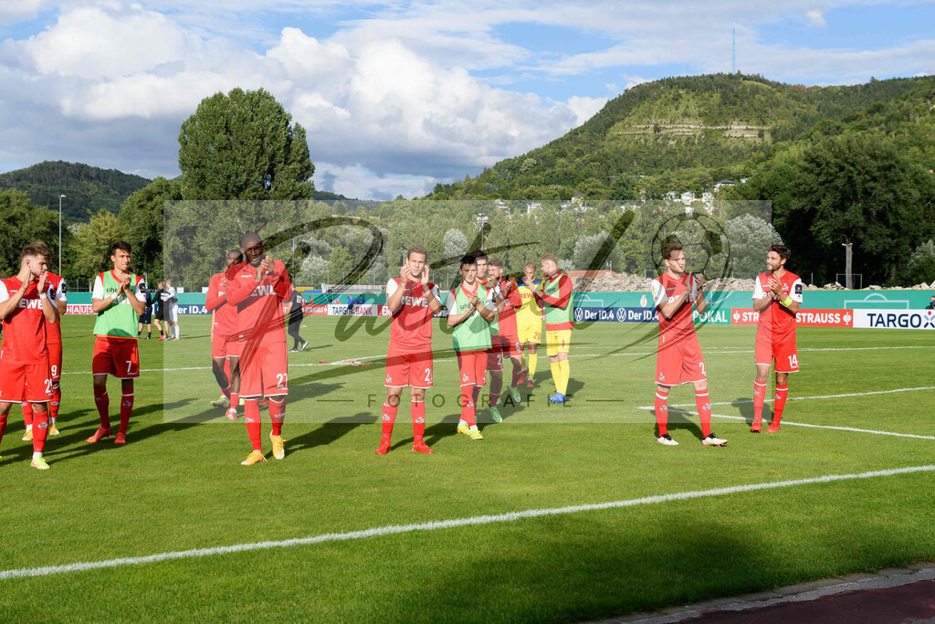 JENKOE20210808_081 | Fussball, Herren: . Spieler vom 1. FC Koeln Schlussjubel, jubeln nach dem 2:4 Sieg beim Spiel der 1. Runde im DFB-Pokal zwischen FC Carl Zeiss Jena und 1. FC Koeln im Ernst-Abbe-Sportfeld am 08.08.2021 in Jena, Deutschland.DFB / DFL REGULATIONS PROHIBIT ANY USE OF PHOTOGRAPHS AS IMAGE SEQUENCES AND/OR QUASI-VIDEO. - Realisiert mit Pictrs.com