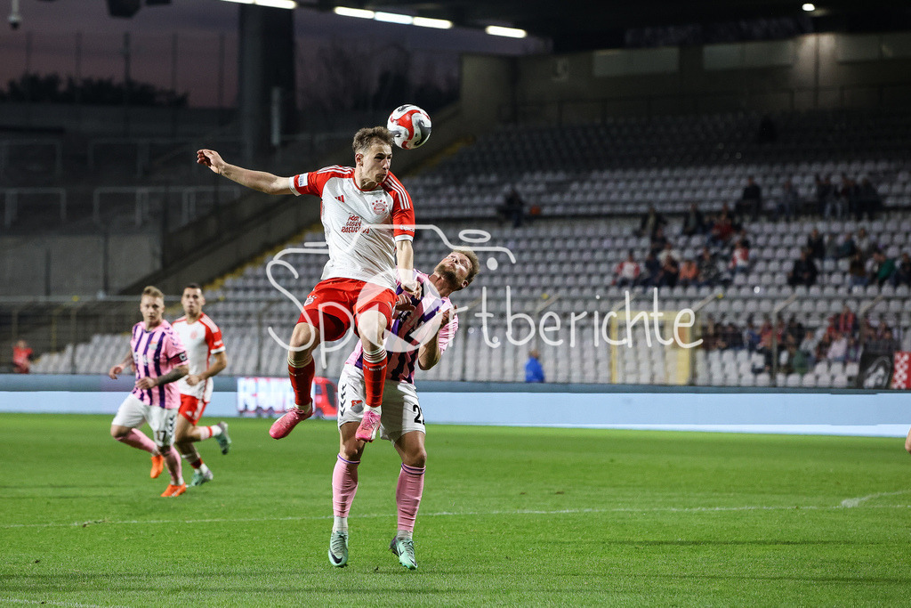 FC Bayern Amateure - TSV Aubstadt | Im Luftduell Lovro ZVONAREK (FCB #8) und Patrick HOFMANN (TSV #22) / Zweikampf