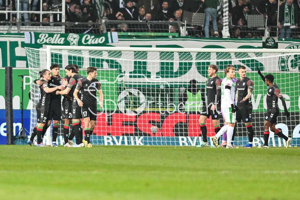 SpVgg Greuther Fürth - 1. FC Magdeburg | FUERTH, GERMANY - 06. FEBRUARY: Jubel der Magdeburger nach dem Treffer zum 1-3 durch Rayan GHRIEB (1. FC Magdeburg 29) / Tor / Torschuetze / Freude / Happy während dem Match zwischen der SpVgg Greuther Fürth und dem 1. FC Magdeburg am 21. Spieltag der 2. Bundesliga im Sportpark Ronhof Thomas Sommer