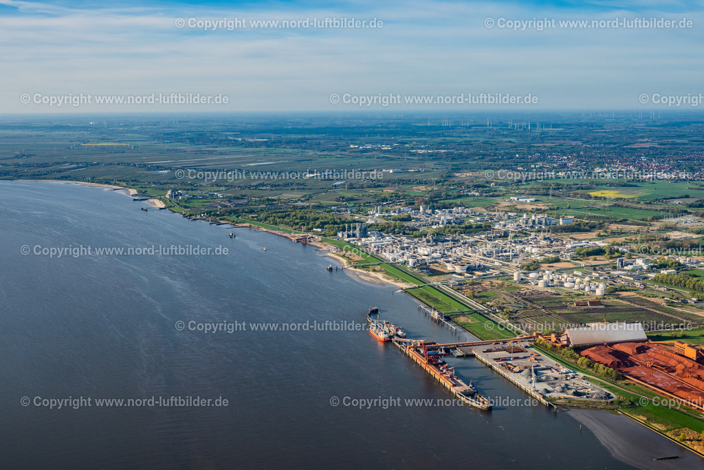 Stader_Seehafen_Bützfleth_AOS_Dow_Olin_ELS_4303010523 | STADE 01.05.2023 Baustellen zum Ausbau der Wasserbrücke mit Leitungssystemen des LNG Erdgas und Flüssiggas- Terminal und Entladekai und AOS Raffinerie- Werksgelände an der Straße Am Seehafen im Ortsteil Bützfleth in Stade im Bundesland Niedersachsen, Deutschland. Weiterführende Informationen bei: AOS Aluminium Oxid Stade GmbH,  Dow Deutschland Anlagengesellschaft mbH,  Hafenbetriebs GmbH & Co. KG,  Hanseatic Energy Hub GmbH. // Construction site of Water bridge with line systems of the LNG natural gas and liquid gas terminal and unloading quay and AOS Raffinerie- Werksgelaende on street Am Seehafen in the district Buetzfleth in Stade in the state Lower Saxony, Germany. Further information at: AOS Aluminium Oxid Stade GmbH,  Dow Deutschland Anlagengesellschaft mbH,  Hafenbetriebs GmbH & Co. KG,  Hanseatic Energy Hub GmbH. Foto: Martin Elsen