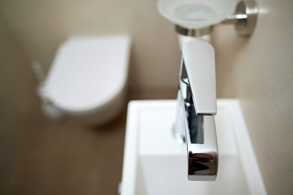 Blick in ein modernes WC mit Wasserhahn | Austria - February 01, 2020: Blick in ein modernes WC mit Wasserhahn und Kleines Waschbecken. - Realisiert mit Pictrs.com