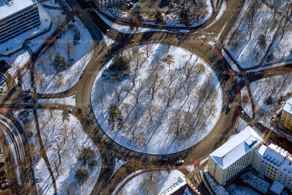 4043233 | WüRZBURG 13.02.2021 Winterlich schneebedeckte Verkehrsführung des Kreisverkehr und Straßenverlauf Zwischen Haugering und Martin-Luther-Straße im Ortsteil Altstadt in Würzburg im Bundesland Bayern, Deutschland. // Wintry snowy traffic management of the roundabout road Zwischen Haugering and Martin-Luther-Strasse in the district Altstadt in Wuerzburg in the state Bavaria, Germany. Foto: Gerhard Launer