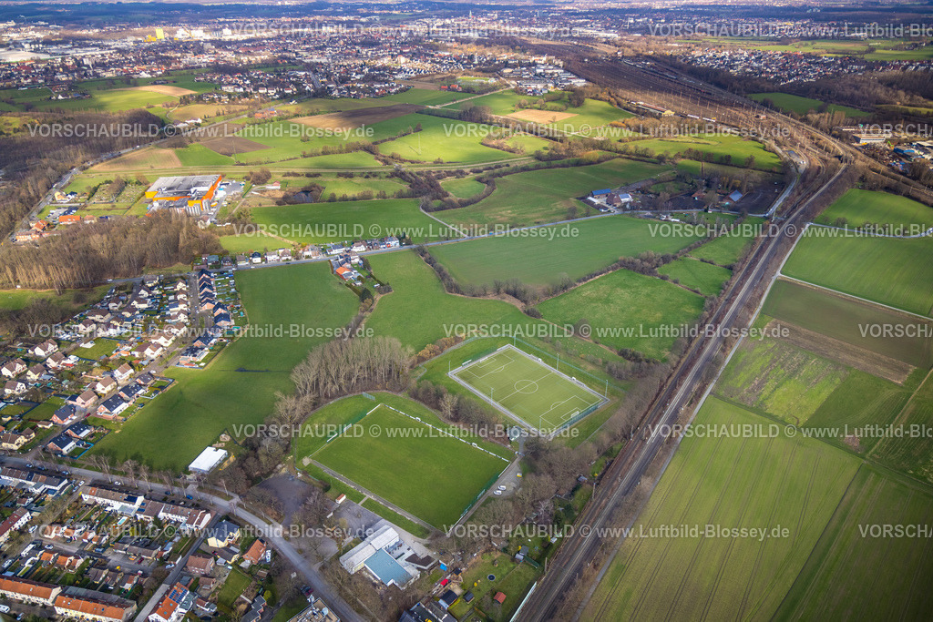 Hamm230215377 | Luftbild, Wiescher Bach, Wiesen und Felder zwischen Brüggenkampstraße und Auf dem Daberg, Verlauf K35n, Sportplatz und Wohnsiedlung Wielandstraße, am Rangierbahnhof Hamm, Stadtbezirk Pelkum, Hamm, Ruhrgebiet, Nordrhein-Westfalen, Deutschland