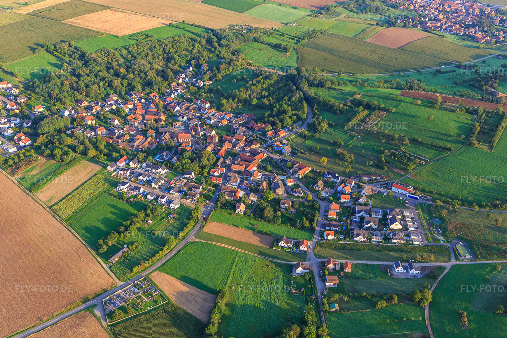 Luftbild: Ortsansicht von Südosten in Wintzenheim-Kochersberg im Bundesland Bas-Rhin in Frankreich. – Foto: IMG_138035.jpg vom 19.08.2023 durch Werner Riehm/FLY-FOTO.de – Auflösung des Originals: 5472 x 3648 px