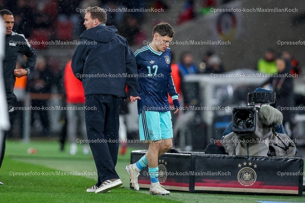 DFB30032600078 | 30.03.2026, Fußball, Länderspiel, Deutschland - Ghana, MHP-Arena (Stuttgart), Saison 2025 2026: Florian Wirtz (GER #17)  neben Nationaltrainer Julian Nagelsmann (GER Bundestrainer) bei der Auswechslung DFB regulations prohibit any use of photographs as image sequences and or quasi-video.