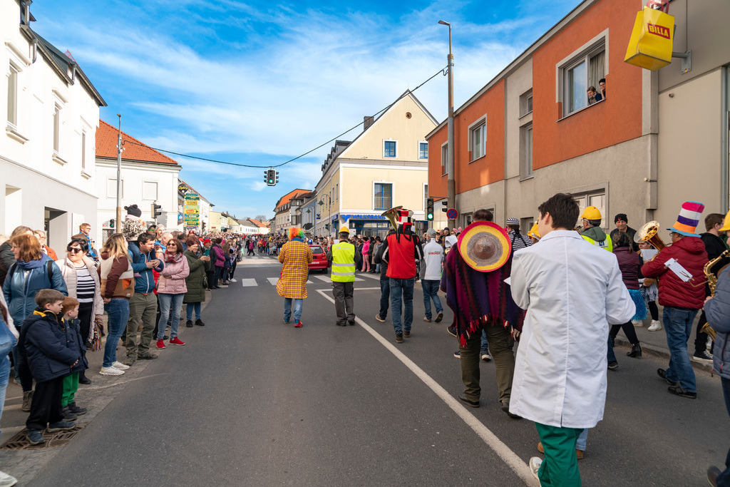 Umzug2025-086_8982 | Fotostrecke: FASCHINGSUMZUG 2025 in Loosdorf. 22 Masken(gruppen)-Teilnehmer: Loosdorfer Vereine, Wirtschaftstreibende, Gemeindeabordnungen sowie Kreditinstitute. rund 700 Besucher entlang der Hauptstrasse. Veranstaltungs-Sicherung durch Mannschaft der FF-Loosdorf mit schwerem Gerät. Maskenprämierung am EKZ-Platz durch Bgm. Thomas Vasku in den Kategorien: Bester Festwagen (Fa. gkonzept-Groissenberger; Beste Personengruppe-ASK-Loosdorf; Beste Einzelperson; Weiteste Anreise-FF Schollach;