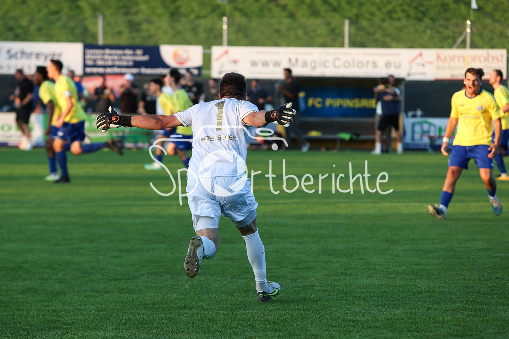 FC Pipinsried - SV Wacker Burghausen | Grenzeloser Jubel in Pipinsried nach dem Sieg im Elfmeterschiessen gegen den SV Wacker Burghausen / Daniel WITETSCHEK (FCP #1)