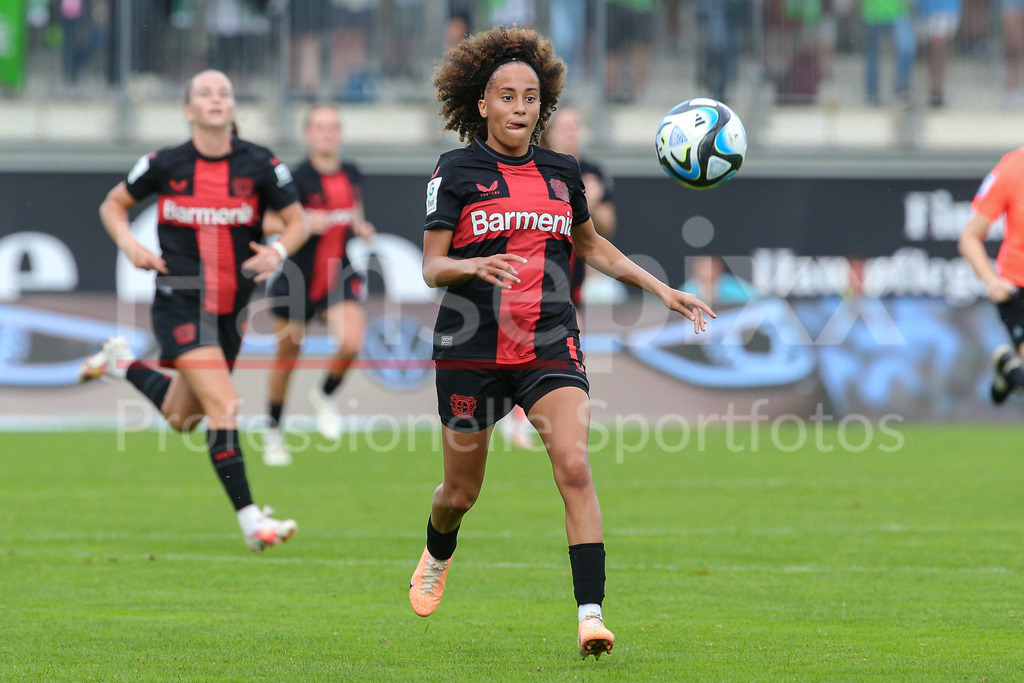 Fussball, Google Pixel Frauen-Bundesliga, VfL Wolfsburg - Bayer 04 Leverkusen | v.li.: Amira Arfaoui (Bayer 04 Leverkusen, 17) am Ball, Einzelbild, Ganzkörper, Aktion, Action, Spielszene, DIE DFB-RICHTLINIEN UNTERSAGEN JEGLICHE NUTZUNG VON FOTOS ALS SEQUENZBILDER UND/ODER VIDEOÄHNLICHE FOTOSTRECKEN. DFB REGULATIONS PROHIBIT ANY USE OF PHOTOGRAPHS AS IMAGE SEQUENCES AND/OR QUASI-VIDEO.