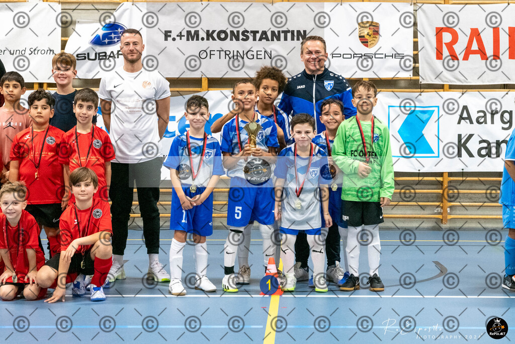 20241124_FCR-Hallenturnier-F2_4_010 | Sport und Naturfotografie von Roberto Esposito zeigt echte Momente Bewegung und die Schönheit der Natur. Ausdrucksstarke Bilder schaffen Emotionen.