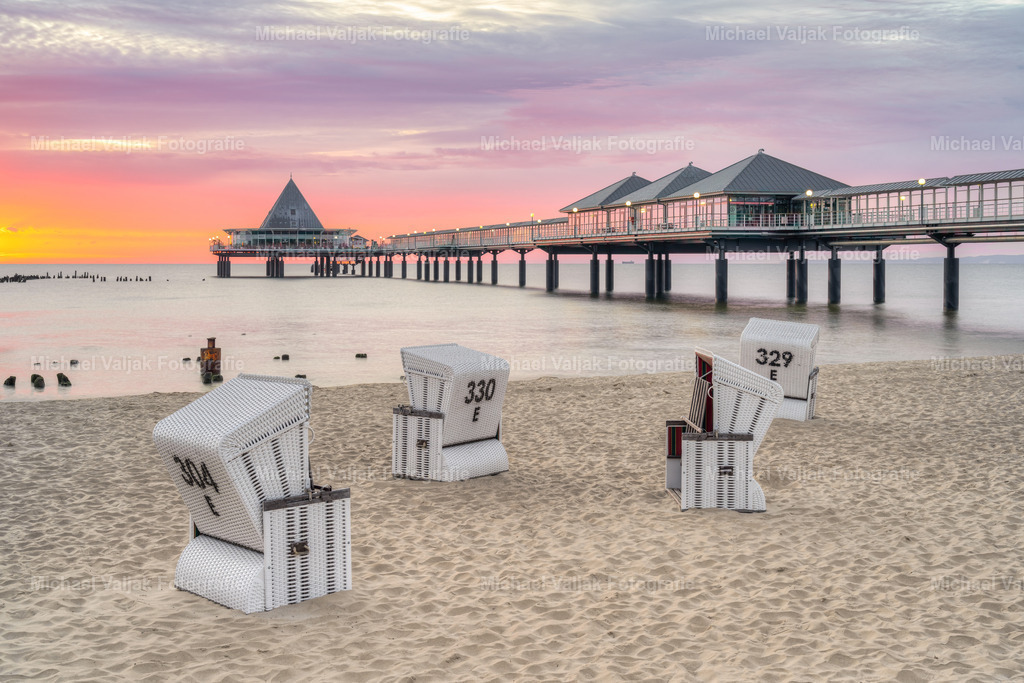 Seebrücke Heringsdorf auf Usedom | Sonnenaufgang bei der Seebrücke Heringsdorf auf Usedom. Die Sonne schaffte es gerade noch, etwas Farbe an den Himmel zu zaubern, bevor sie wieder hinter den dichten Wolken verschwand.  - Realisiert mit Pictrs.com