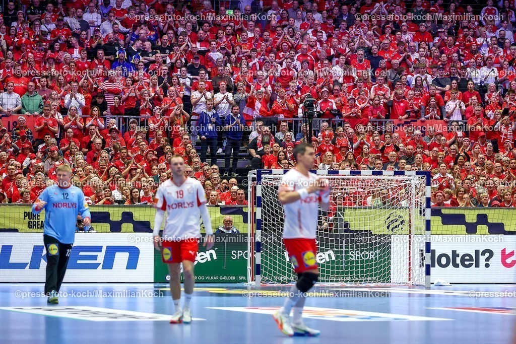 EHF22012603029 | 22.01.2026, Handball, Men's EHF EURO 2026, Frankreich - Dänemark, Jyske Bank Boxen in Herning, Dänemark, Main Round: Zuschauer feuern die Dänsiche Mannschaft an. Immer wieder sind Pfiffe und Buh Rufe zu hören wenn Frankrech am Ball ist