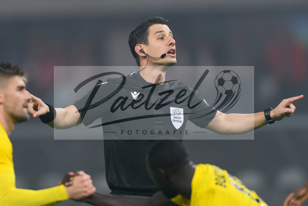 FCUKUO20210826_153 | Fussball, Herren: Schiedsrichter Halil Umut Meler gestikuliert beim Spiel der UEFA Conference League zwischen 1. FC Union Berlin und Kuopion PS im Olympiastadion am 26.08.2021 in Berlin, Deutschland. - Realisiert mit Pictrs.com