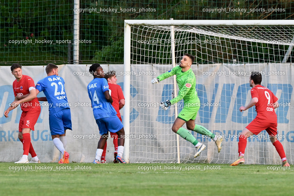 SAK vs. SC ST. Veit | #9 Julian Brandstätter SC St.Veit, #1 Kristijan Kondic SAK, #14 Andre Le Prince Chedjou Fonkou SAK, #22 Leo Ejup SAK, #15 Philipp Höberl SC St.Veit, SAK vs. SC ST. Veit, SAK vs. SC ST. Veit am 30.04.2025 in Klagenfurt (Sportpark Welzenegg), Austria, (Photo by Bernd Stefan)
