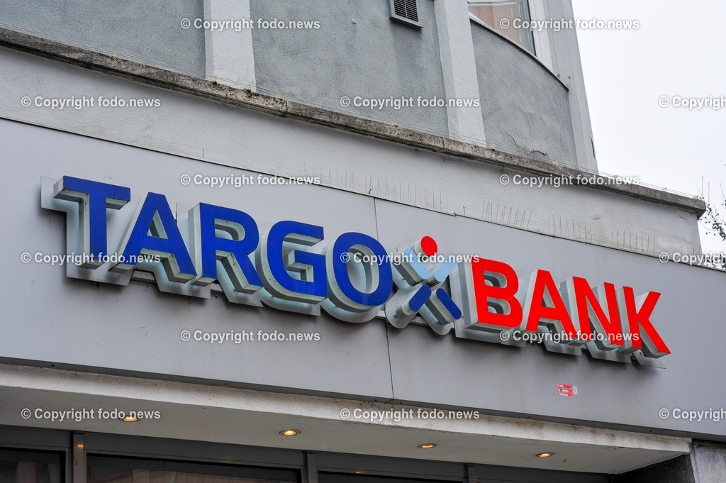 Deutschland_ Bayern_ Wuerzburg_ 23.01.2025-38 | 23.01.2025, Deutschland, GER, Bayern, Wuerzburg im Bild Themenbild, Stadtansichten, Targo Bank, Bank, Versicherung, sparen, versichern, Geld, Finanzen, Schild, Logo, Leuchtreklame, Werbung, Reklame, Feature, Symbolbild