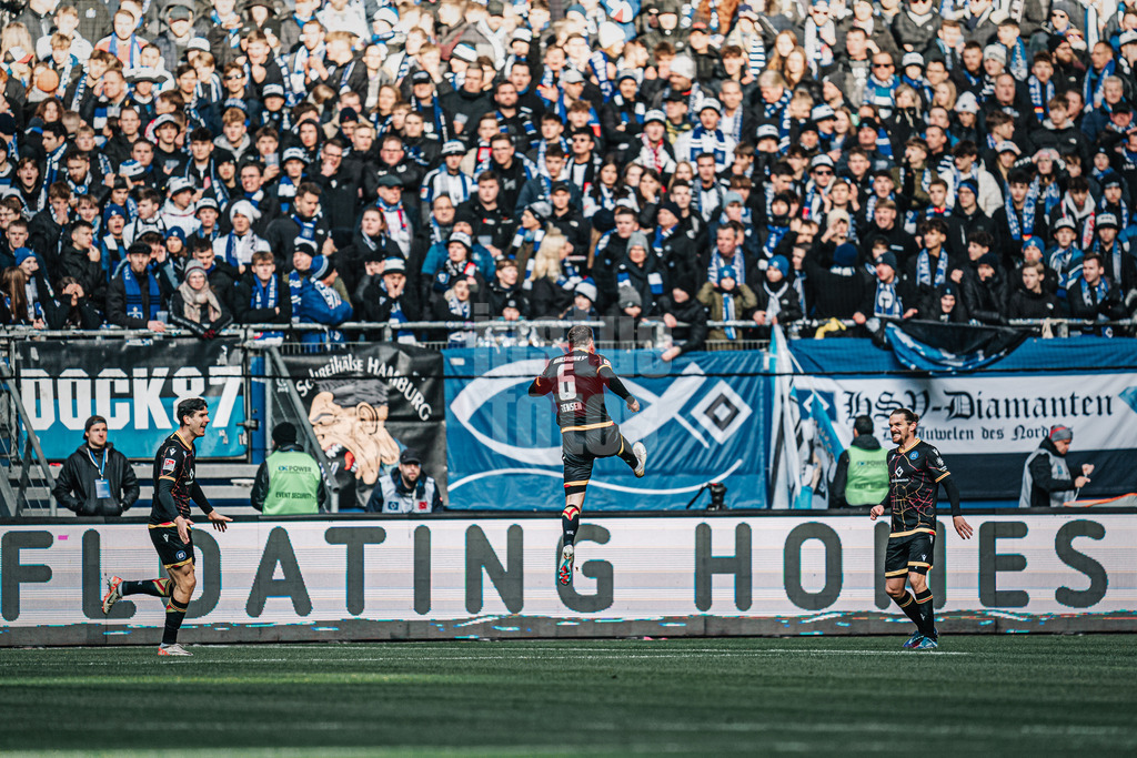 Fußball | Männer | Saison 2023/2024 | 2. Fußball-Bundesliga | 19. Spieltag | Hamburger SV vs. Karlsruher SC | 28.01.2024 | Leon Jensen (#6, Karlsruher SC) springt zum jubeln