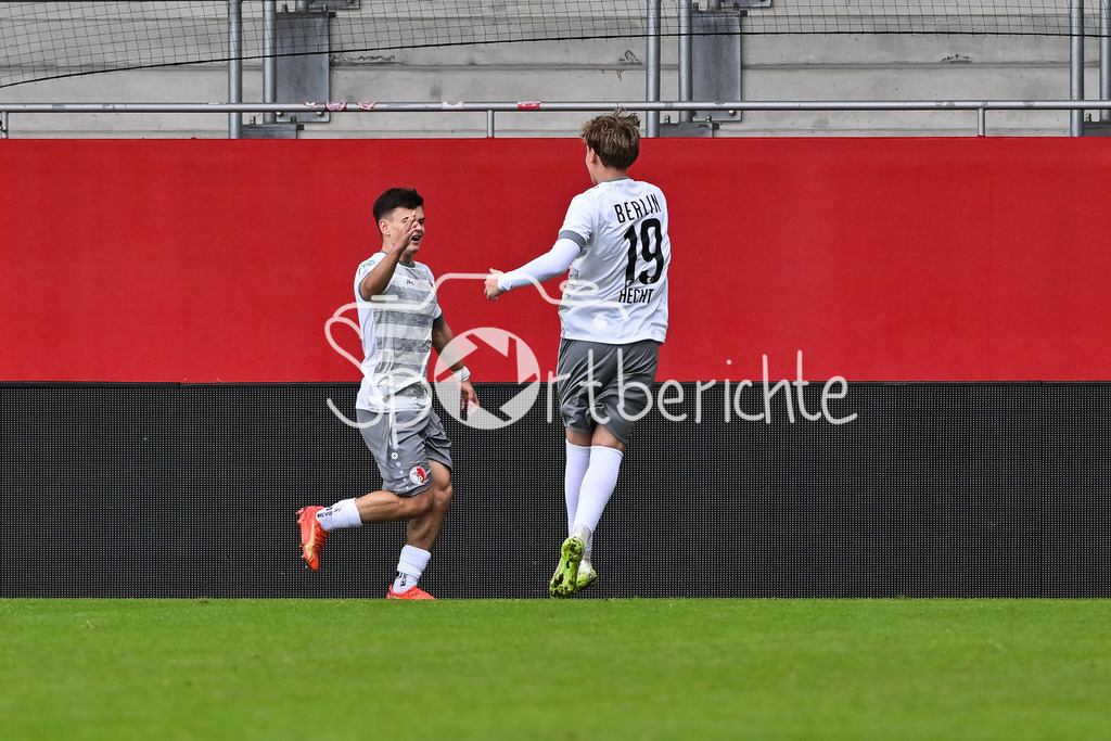 FC Bayern München - Berliner Athletik Klub | MUNICH, GERMANY - 21. FEBRUARY: Jubel der Berliner nach dem Treffer zum 1-1 Ausgleich durch Andrii PROKAZIUK (Berliner AK U19 14) / Tor / Torschuetze / Freude / Happy während dem Spiel zwischen der U19 des FC Bayern München und der U19 des Berliner Athletik Klubs am 3. Spieltag der DFB-U19 Nachwuchsliga am FC Bayern Campus