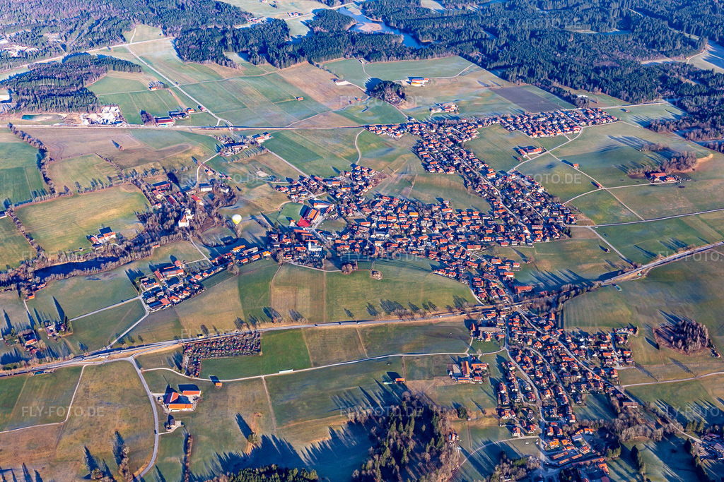 Luftbild: Dorfansicht von Süden jenseits der B472 in Reichersbeuern im Bundesland Bayern in Deutschland. Foto: IMG_139617.jpg vom 28.12.2023 durch Werner Riehm/FLY-FOTO.de