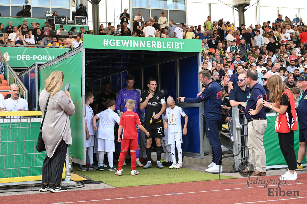 SV Atlas-Delmenhorst-Borussia Mönchengladbach | DFB-Pokal 1. Runde;SV Atlas Delmenhorst (gelb)-Borussia Mönchengladbach (schwarz) am 17.08.2025 in Oldenburg (Marschweg-Stadion), Photo: Philip Eiben 2025 - Realisiert mit Pictrs.com