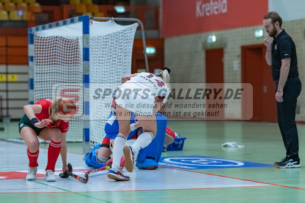 HK_20230122_103096 | 1. Bundesliga ( Halle ) Damen Crefelder HTC - Rot-Weiss Köln am 22.1.2023 Crefelder HTC  ( CHTC ) Halle Glockenspitz , Krefeld , Reuten Katharina ( Rot-Weiss Köln #14 )