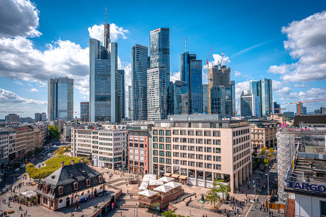 MBF_1891 | Ein urbanes Panorama mit Wolkenkratzern und modernen Gebäuden unter einem hellen Himmel, Frankfurt am Main, Hessen, Deutschland - Realisiert mit Pictrs.com