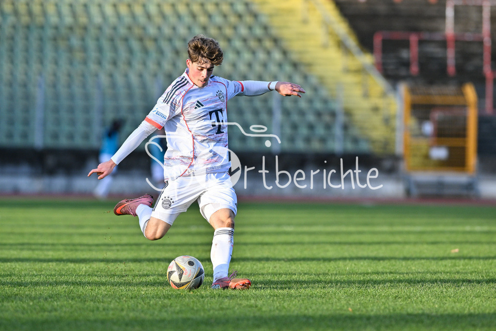 TSV Schwaben Augsburg - FC Bayern Amateure | AUGSBURG, GERMANY - 29. NOVEMBER: am Ball Maximilian SCHUHBAUER (FC Bayern München II 12) / Einzelfoto / Freisteller beim Ligaspiel zwischen dem TSV Schwaben Augsburg und den Amateuren des FC Bayern am 20. Spieltag der Regionalliga Bayern im Rosenaustadion