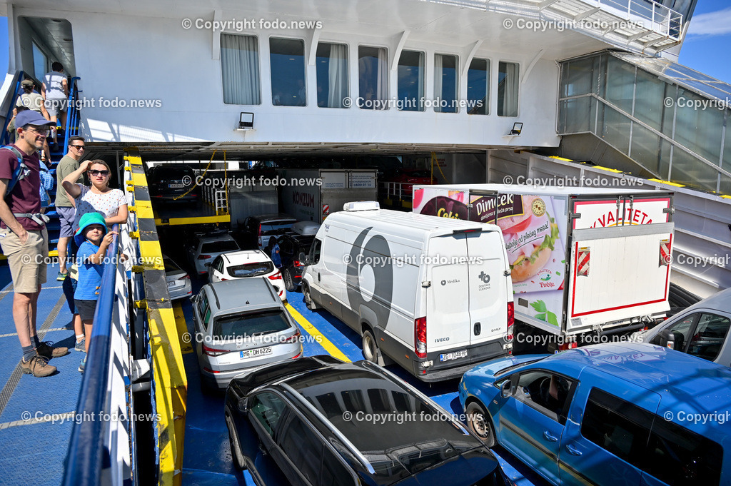 Kroatien_ Bra__ Split_ Faehre_ 09.08.2023-20 | 09.08.2023, Kroatien, HRV, Brač, Insel in Dalmatien im Bild Ueberfahrt auf der Faehre von Brac nach Split, Adria, Meer, Faehre, Trajekt, Ferry, Jadrolinija, Touristen, Urlauber, KFZ auf der Faehre