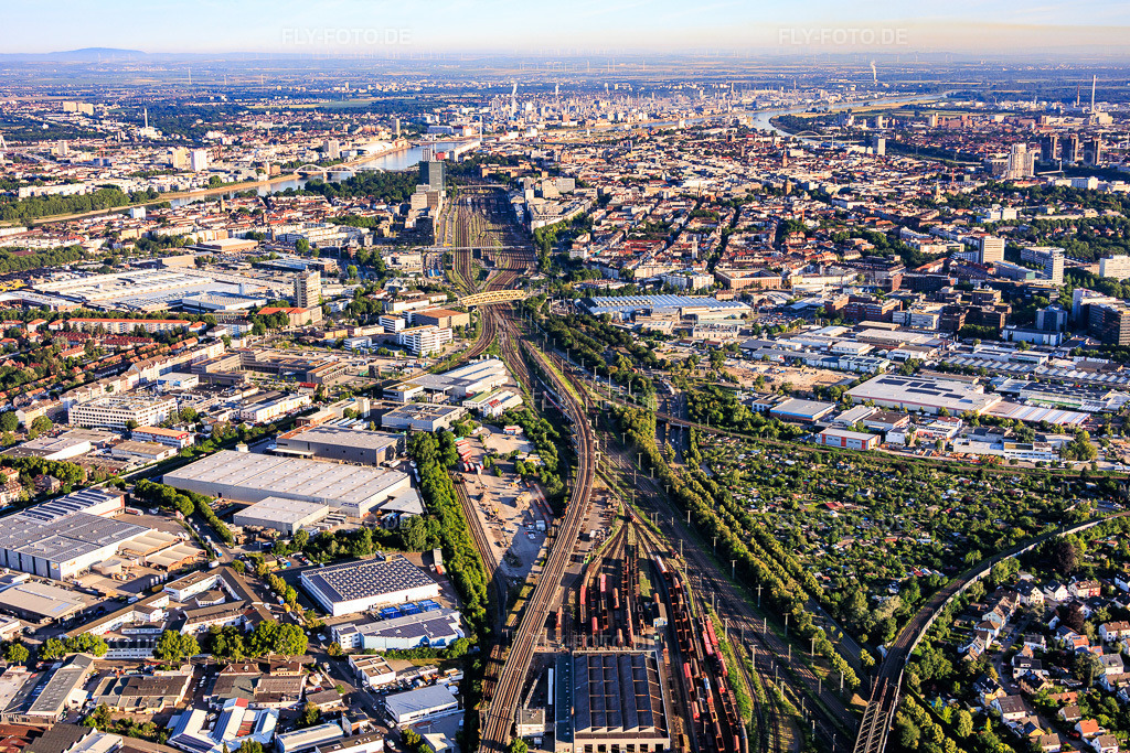 Luftbild: Stadtansicht aus Südosten beidseits der Bahngleise bis zum Rhein im Ortsteil Lindenhof in Mannheim im Bundesland Baden-Württemberg in Deutschland. – Foto: IMG_157186.jpg vom 18.06.2026 durch Werner Riehm/FLY-FOTO.de – Auflösung des Originals: 5710 x 3807 px