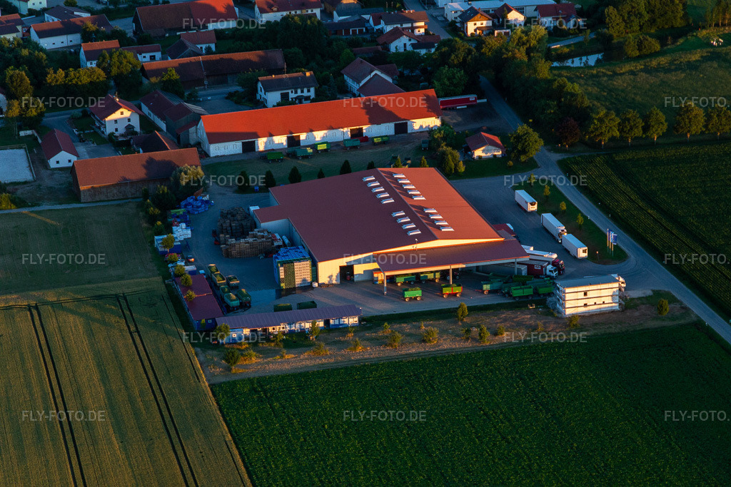 Luftbild: GEO Bayern GmbH im Ortsteil Neusling in Wallerfing im Bundesland Bayern in Deutschland. – Foto: IMG_132943.jpg vom 02.07.2022 durch Werner Riehm/FLY-FOTO.de – Auflösung des Originals: 5472 x 3648 px – WWW.GEOBAYERN.DE