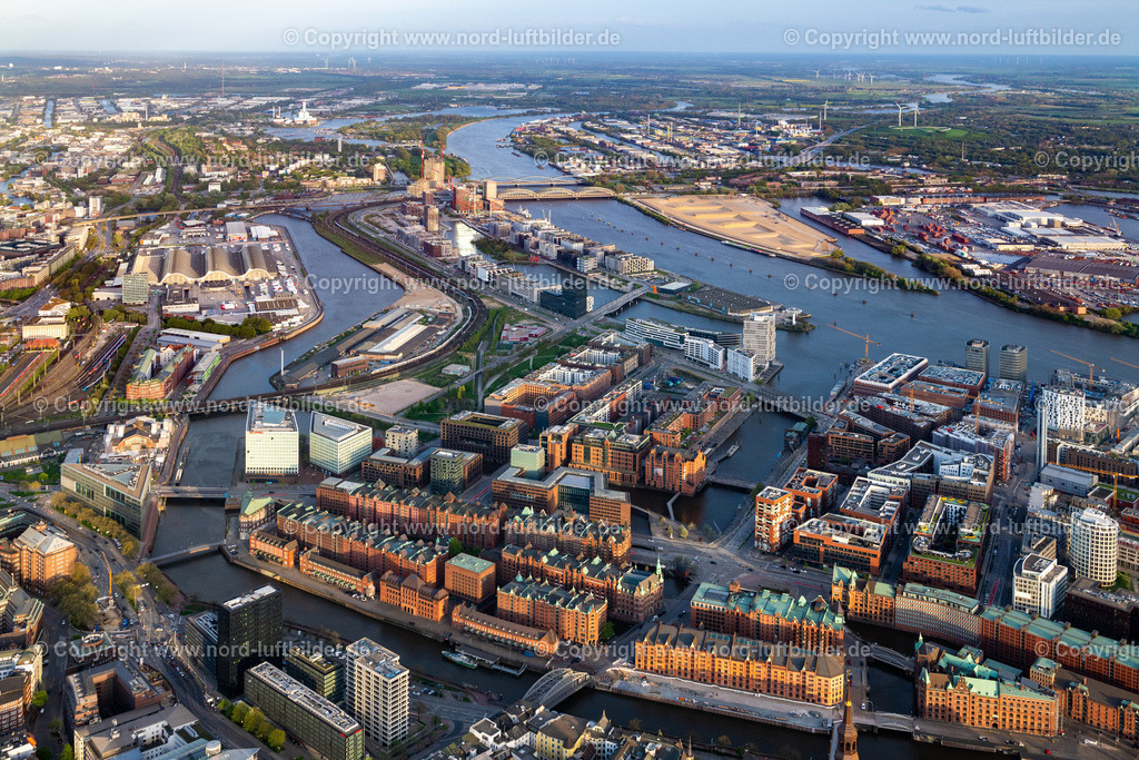 Hamburg_Hafencity_und_Speicherstadt_ELS_1715140424 | HAMBURG 14.04.2024 Stadtteil Hafencity im Stadtgebiet in Hamburg, Deutschland. // District Hafencity in the city in Hamburg, Germany. Foto: Martin Elsen