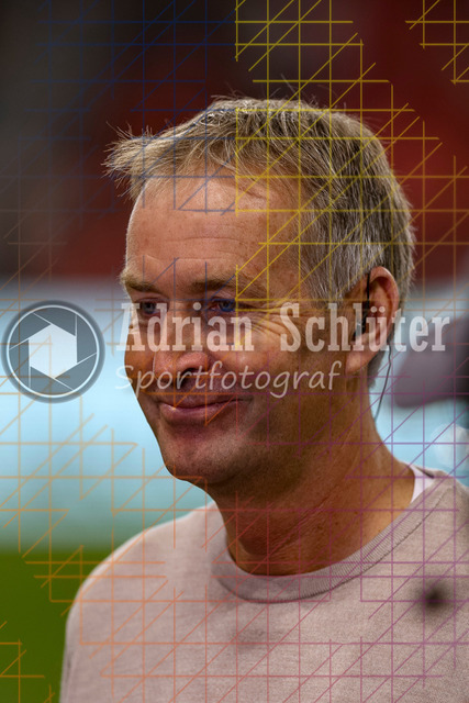 Bayer 04 Leverkusen vs Eintracht Frankfurt - Bundesliga  | Leverkusen, Deutschland, 12.09.25:   Trainer Kasper Hjulmand (Bayer 04 Leverkusen) lächelt, lacht waehrend des Spiels der Bundesliga zwischen  Bayer 04 Leverkusen vs Eintracht Frankfurt in der BayArena(Foto von Brauer-Fotoagentur / Adrian Schlueter)