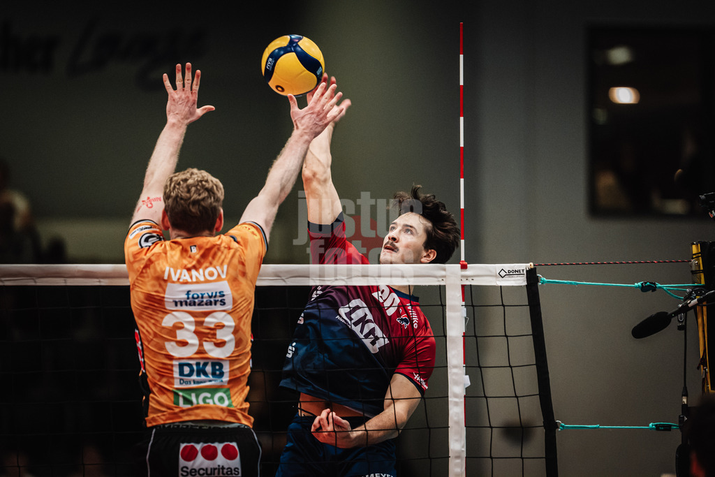 Volleyball | Herren | Saison 2025/2026 | Volleyball Ligacup | Finale | SVG Lüneburg vs. Berlin Recycling Volleys | 12.10.2024 | rechts Ethan Champlin (#20, SVG Lüneburg) beim Angriff gegen links Fedor Ivanov (#33, BERLIN RECYCLING Volleys)