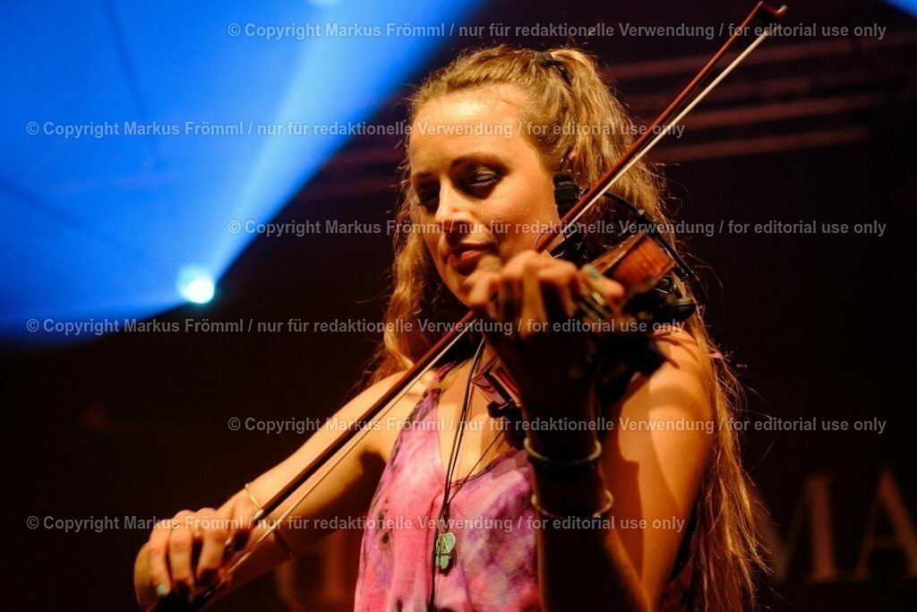 20230728-helen-maier-and-the-folks-043 | Helen Maier &amp; The Folks am Luzern Live Festival. Am Freitag 28. Juli 2023 im Hotel Schweizerhof in Luzern. Helen Maier — Violine / Alexander Graf — Violine, Bratsche / Andreas Gut — Akkordeon / Theo Känzig — Gitarre / Jonas Künzli — Kontrabass / Adrian Böckli — Schlagzeug, Percussion. Foto: Markus Frömml