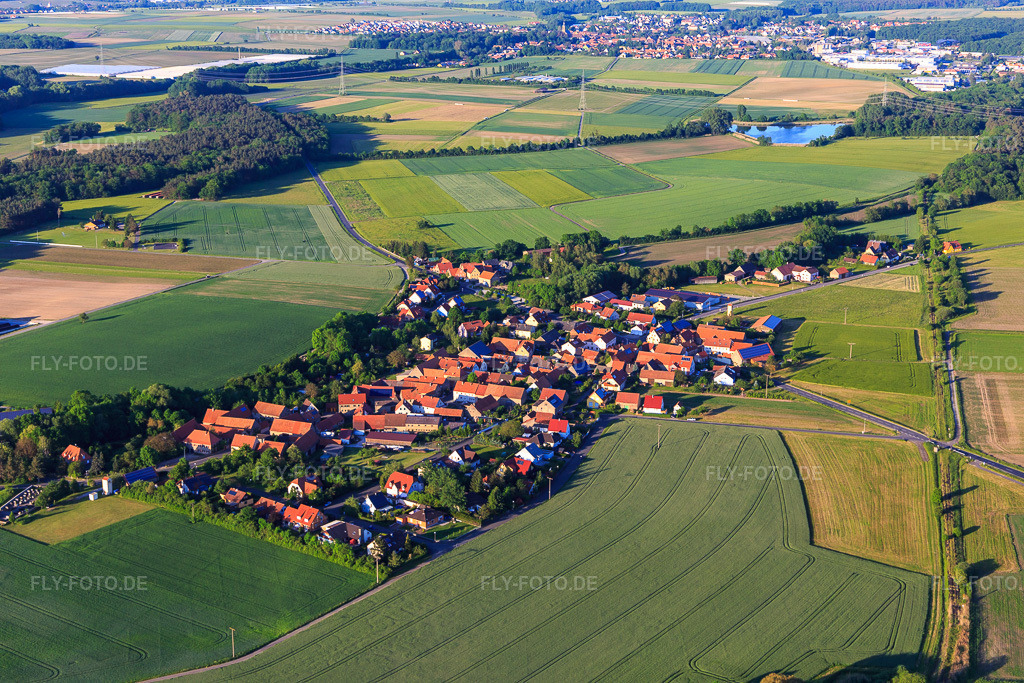 Luftbild: Ortsansicht von Westen im Ortsteil Feuerbach in Wiesentheid im Bundesland Bayern in Deutschland. Foto: IMG_100373.jpg vom 27.05.2017 durch Werner Riehm/FLY-FOTO.de